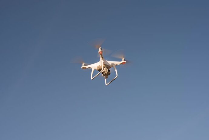 Een professionele drone inspecteert een hoogspanningslijn voor nauwkeurige gegevensverzameling.